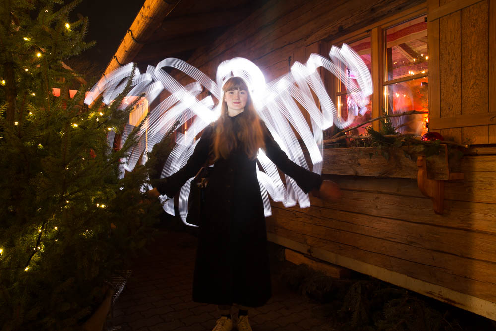 Engelflügel mit Lightpainting auf dem Weihnachtsmarkt